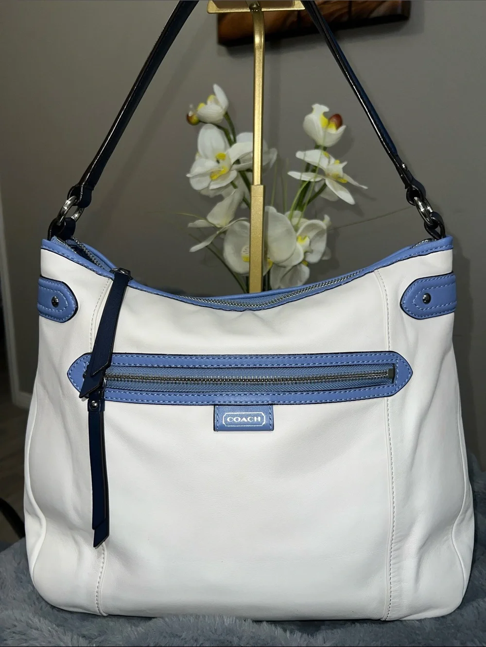 Coach Daisy Spectator White / Blue / Periwinkle Hobo Bag EUC retail $358